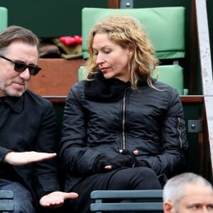 Tim Roth et sa femme Nikki dans les tribunes des Internationaux de France de tennis de Roland-Garros à Paris le 23 mai 2016. © Dominique Jacovides/Bestimage