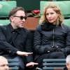 Tim Roth et sa femme Nikki dans les tribunes des Internationaux de France de tennis de Roland-Garros à Paris le 23 mai 2016. © Dominique Jacovides/Bestimage