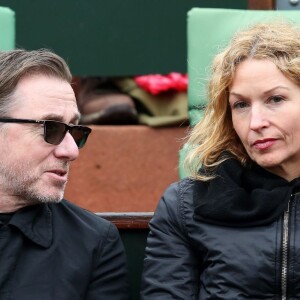 Tim Roth et sa femme Nikki dans les tribunes des Internationaux de France de tennis de Roland-Garros à Paris le 23 mai 2016. © Dominique Jacovides/Bestimage