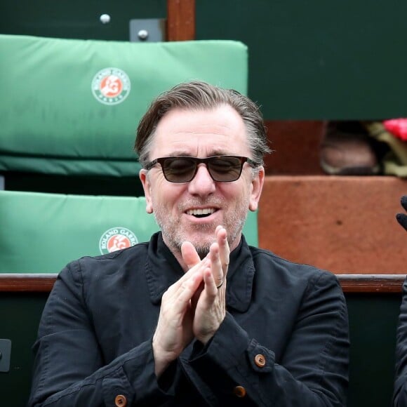 Tim Roth et sa femme Nikki dans les tribunes des Internationaux de France de tennis de Roland-Garros à Paris le 23 mai 2016. © Dominique Jacovides/Bestimage