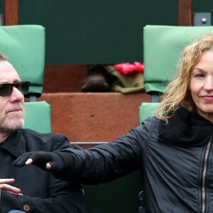 Tim Roth et sa femme Nikki dans les tribunes des Internationaux de France de tennis de Roland-Garros à Paris le 23 mai 2016. © Dominique Jacovides/Bestimage