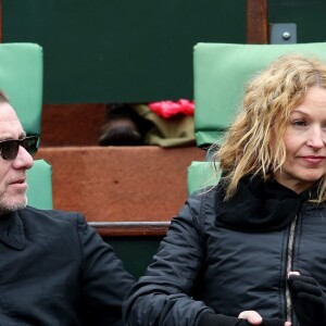 Tim Roth et sa femme Nikki dans les tribunes des Internationaux de France de tennis de Roland-Garros à Paris le 23 mai 2016. © Dominique Jacovides/Bestimage