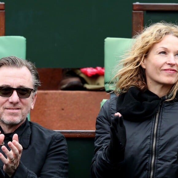 Tim Roth et sa femme Nikki dans les tribunes des Internationaux de France de tennis de Roland-Garros à Paris le 23 mai 2016. © Dominique Jacovides/Bestimage