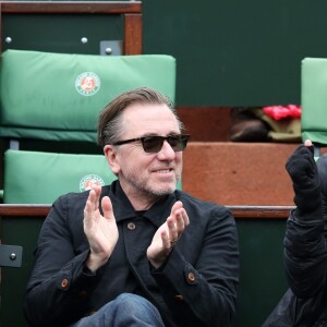 Tim Roth et sa femme Nikki dans les tribunes des Internationaux de France de tennis de Roland-Garros à Paris le 23 mai 2016. © Dominique Jacovides/Bestimage