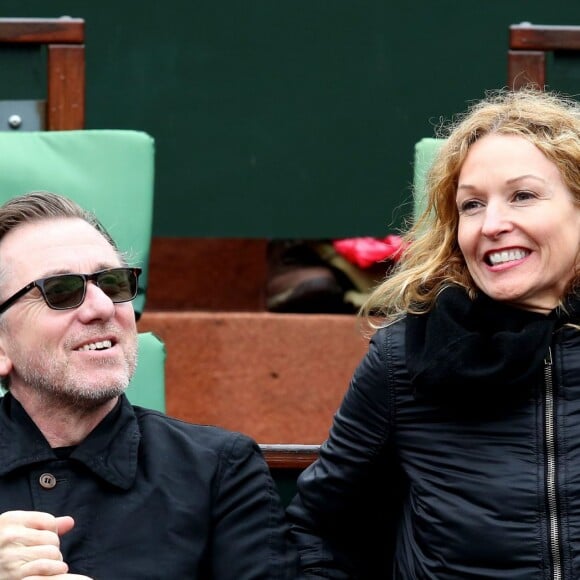 Tim Roth et sa femme Nikki dans les tribunes des Internationaux de France de tennis de Roland-Garros à Paris le 23 mai 2016. © Dominique Jacovides/Bestimage