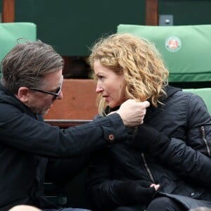 Tim Roth attentionné avec sa femme Nikki dans les tribunes des Internationaux de France de tennis de Roland-Garros à Paris le 23 mai 2016. © Dominique Jacovides/Bestimage