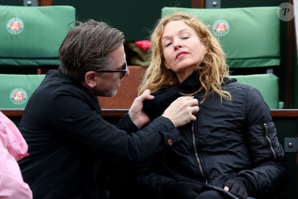 Tim Roth attentionné avec sa femme Nikki dans les tribunes des Internationaux de France de tennis de Roland-Garros à Paris le 23 mai 2016. © Dominique Jacovides/Bestimage