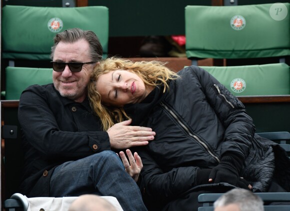 Tim Roth et sa femme Nikki, instant câlin dans les tribunes des Internationaux de France de tennis de Roland-Garros à Paris le 23 mai 2016. 