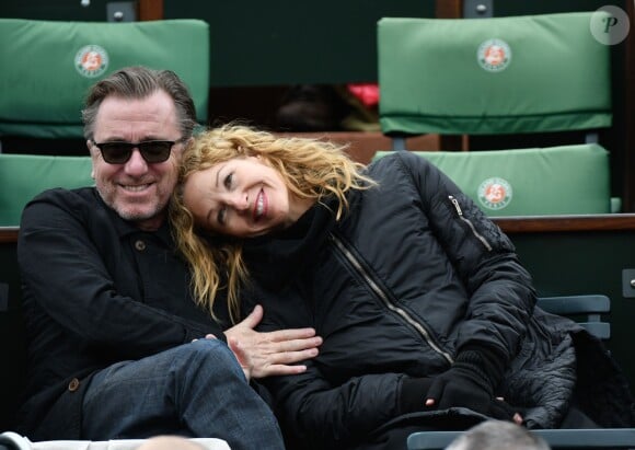 Tim Roth et sa femme Nikki, instant câlin dans les tribunes des Internationaux de France de tennis de Roland-Garros à Paris le 23 mai 2016. 