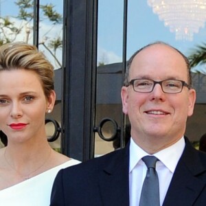 Exclusif - La princesse Charlene et le prince Albert II de Monaco entre Bernard Lapasset, président de World Rugby, et l'international sud-africain Bryan Haban lors du tirage au sort, le 23 mai à l'hôtel Hermitage de Monte-Carlo, des tournois de repêchage de rugby à 7 Monaco Sevens et Dublin Sevens pour les Jeux olympiques de Rio de Janeiro. © Bruno Bebert/BestImage