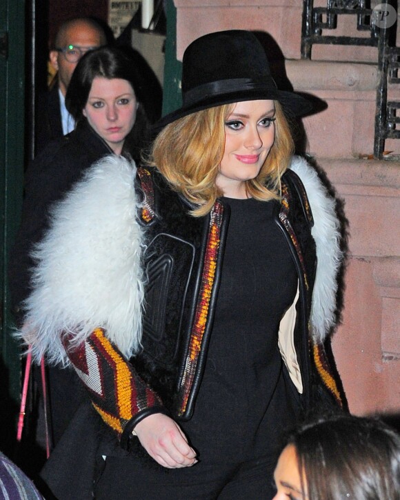 La chanteuse Adele quitte l'hôtel Waverly Inn de New York le 20 novembre 2015.