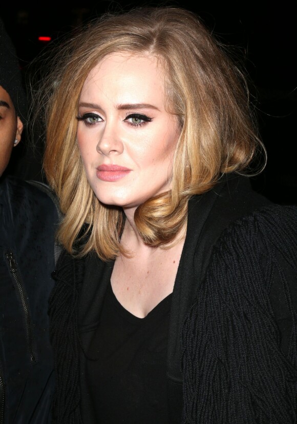 La chanteuse Adele quitte son hôtel pour aller dîner au restaurant dans le quartier de West Village à New York. Le 19 novembre 2015