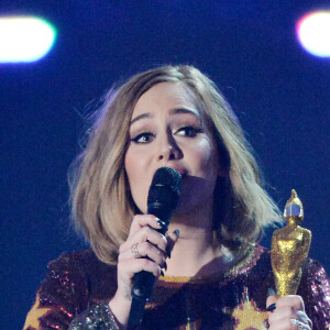 Adele (Meilleure artiste féminine anglaise, Meilleur single anglais de l'année pour "Hello", Meilleur album britannique pour "25", prix d'honneur) - Cérémonie des BRIT Awards 2016 à l'O2 Arena à Londres, le 24 février 2016.