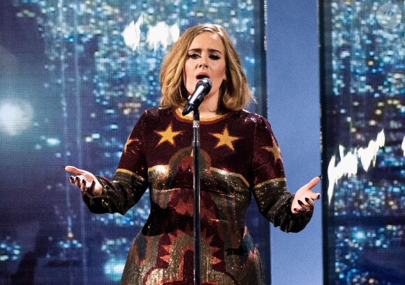 Adele (Meilleure artiste féminine anglaise, Meilleur single anglais de l'année pour "Hello", Meilleur album britannique pour "25", prix d'honneur) - Cérémonie des BRIT Awards 2016 à l'O2 Arena à Londres, le 24 février 2016.