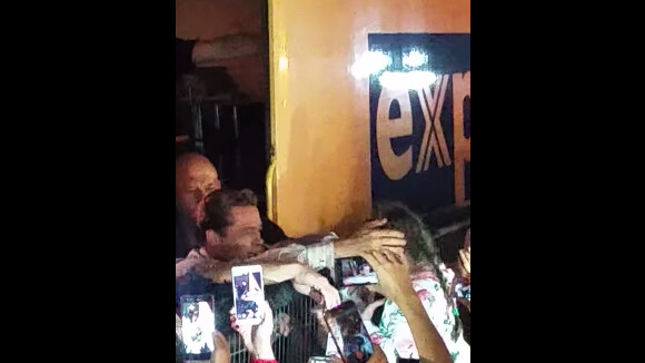 Brad Pitt salue des fans à Las Palmas sur le tournage d'Allied, lorsqu'il vient en aide à une fillette compressée dans le mouvement de foule.