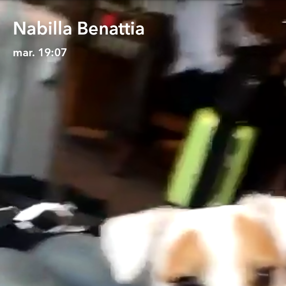 Nabilla Benattia met du vernis à Pita