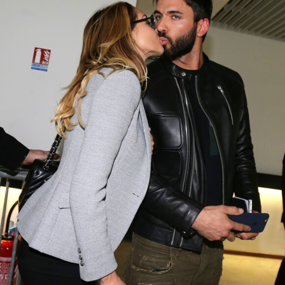 Nabilla Benattia quitte le tribunal de Nanterre avec son compagnon Thomas Vergara le 19 mai 2016. Elle est condamnée à 24 mois de prison dont 6 mois ferme pour avoir poignardé son compagnon Thomas Vergara. Le couple s'embrasse tendrement devant les caméras et sort avec le sourire.