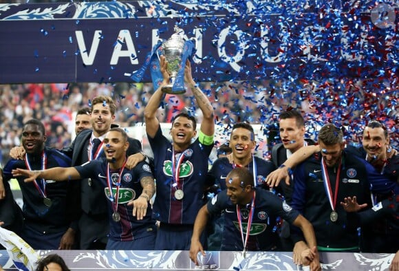 Zlatan Ibrahimovic vainqueur de la Coupe de France pour son tout dernier match avec le PSG, le 21 mai 2016 au Stade de France.