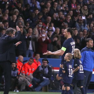 Zlatan Ibrahimovic avec ses fils Maximilian et Vincent lors de ses adieux au Parc des Princes avec le PSG, le 14 mai 2016