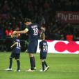 Zlatan Ibrahimovic avec ses fils Maximilian et Vincent lors de ses adieux au Parc des Princes avec le PSG, le 14 mai 2016
