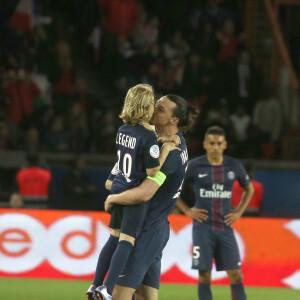 Zlatan Ibrahimovic avec ses fils Maximilian et Vincent lors de ses adieux au Parc des Princes avec le PSG, le 14 mai 2016