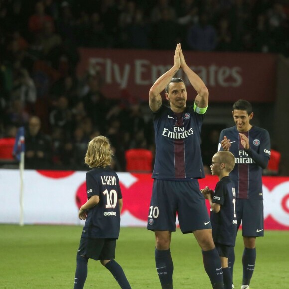 Zlatan Ibrahimovic avec ses fils Maximilian et Vincent lors de ses adieux au Parc des Princes avec le PSG, le 14 mai 2016