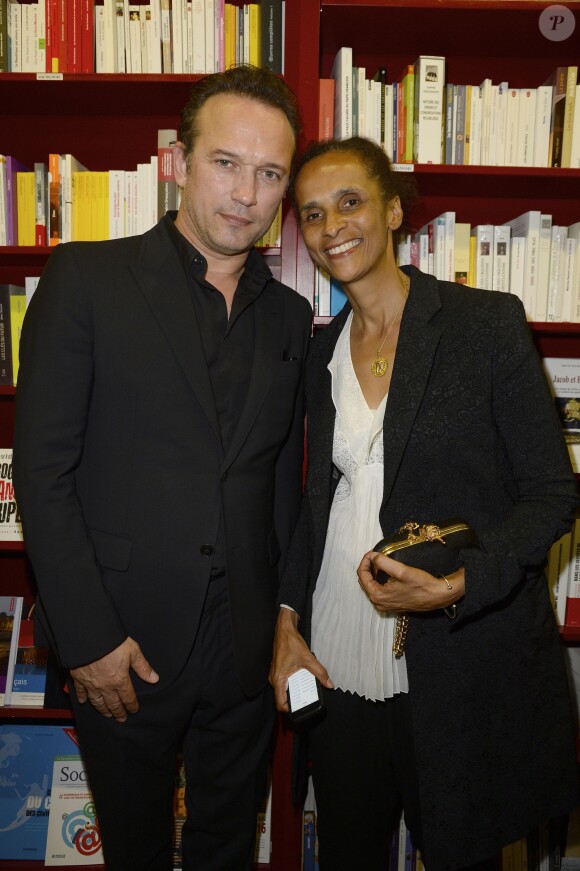 Vincent Pérez et sa femme Karine Silla - Signature de l'ouvrage collectif "Ensemble contre la gynophobie" à la librairie "L'Ecume des Pages" à Paris, le 26 mai 2016. © Guirec Coadic/Bestimage