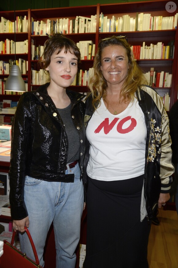 Lola Bessis et Lisa Azuelos - Signature de l'ouvrage collectif "Ensemble contre la gynophobie" à la librairie "L'Ecume des Pages" à Paris, le 26 mai 2016. © Guirec Coadic/Bestimage