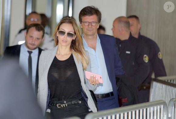 Nabilla Benat­tia compa­raît devant le tribu­nal correc­tion­nel de Nanterre, suite à la fameuse affaire du coup de couteau sur son conjoint, Thomas Vergara le 19 mai 2016. La jeune femme est accusée d'avoir poignardé son compagnon Thomas Vergara à la suite d'une dispute et risque jusqu'à 7 ans de prison.