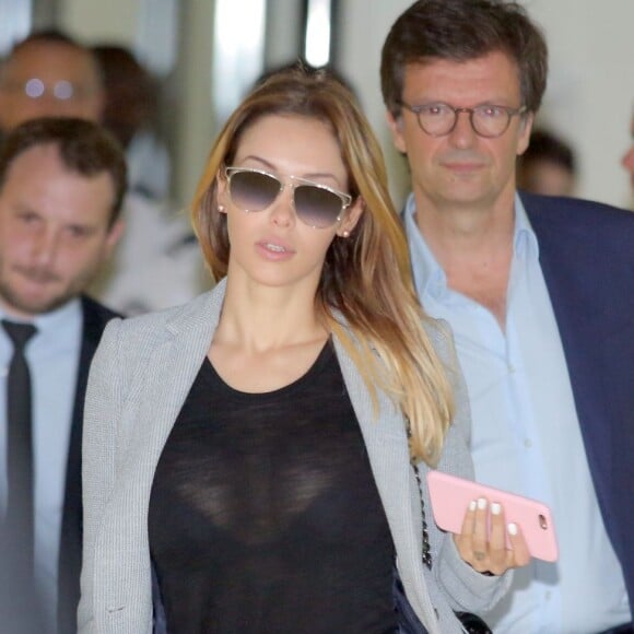 Nabilla Benat­tia compa­raît devant le tribu­nal correc­tion­nel de Nanterre, suite à la fameuse affaire du coup de couteau sur son conjoint, Thomas Vergara le 19 mai 2016. La jeune femme est accusée d'avoir poignardé son compagnon Thomas Vergara à la suite d'une dispute et risque jusqu'à 7 ans de prison.