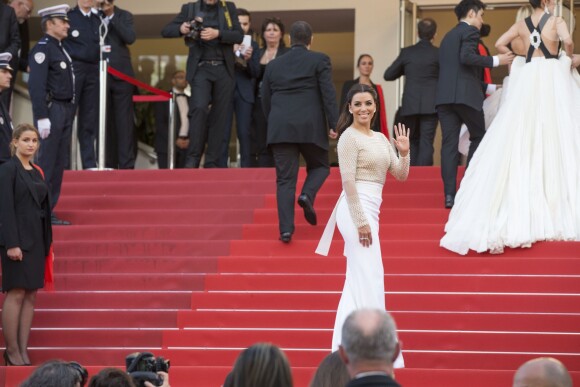 Eva Longoria - Montée des marches du film "Café Society" pour l'ouverture du 69ème Festival International du Film de Cannes. Le 11 mai 2016.