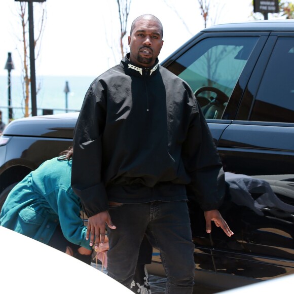 Kanye West s'embrouille avec les photographes à la sortie du restaurant Nobu où il déjeunait en famille à Malibu. Kim Kardashian porte dans ses bras leur fille North qui éclate en sanglots à la vue de la dispute entre son père et les photographes. John Legend et sa femme Chrissy Teigen sortent aussi du restaurant avec leur fille Luna. Le 29 mai 2016