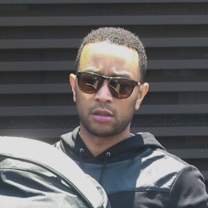 Kanye West s'embrouille avec les photographes à la sortie du restaurant Nobu où il déjeunait en famille à Malibu. Kim Kardashian porte dans ses bras leur fille North qui éclate en sanglots à la vue de la dispute entre son père et les photographes. John Legend et sa femme Chrissy Teigen sortent aussi du restaurant avec leur fille Luna. Le 29 mai 2016