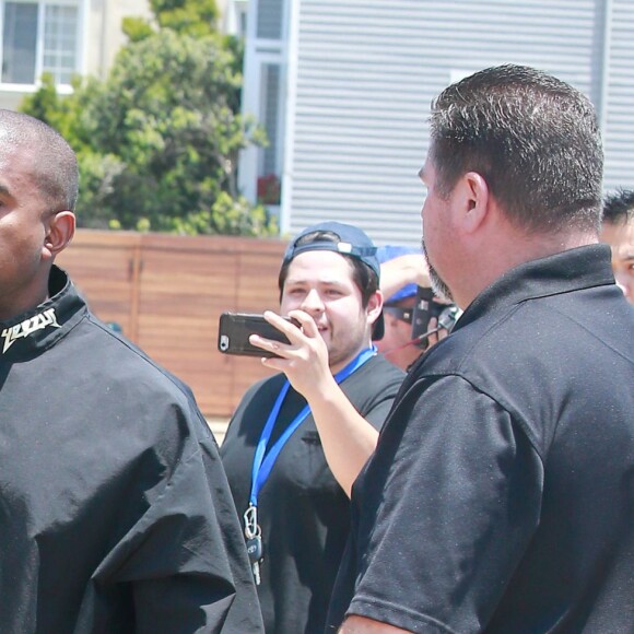 Kanye West s'embrouille avec les photographes à la sortie du restaurant Nobu où il déjeunait en famille à Malibu. Kim Kardashian porte dans ses bras leur fille North qui éclate en sanglots à la vue de la dispute entre son père et les photographes. John Legend et sa femme Chrissy Teigen sortent aussi du restaurant avec leur fille Luna. Le 29 mai 2016