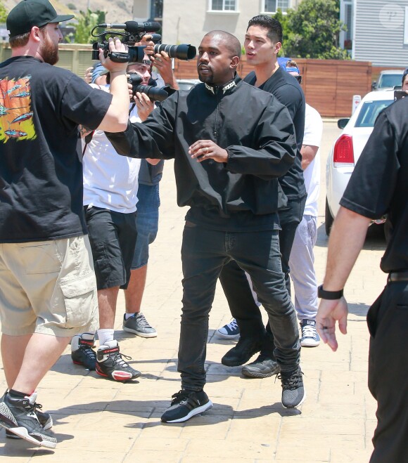 Kanye West s'embrouille avec les photographes à la sortie du restaurant Nobu où il déjeunait en famille à Malibu. Kim Kardashian porte dans ses bras leur fille North qui éclate en sanglots à la vue de la dispute entre son père et les photographes. John Legend et sa femme Chrissy Teigen sortent aussi du restaurant avec leur fille Luna. Le 29 mai 2016