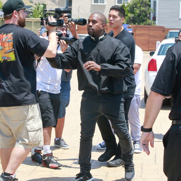 Kanye West s'embrouille avec les photographes à la sortie du restaurant Nobu où il déjeunait en famille à Malibu. Kim Kardashian porte dans ses bras leur fille North qui éclate en sanglots à la vue de la dispute entre son père et les photographes. John Legend et sa femme Chrissy Teigen sortent aussi du restaurant avec leur fille Luna. Le 29 mai 2016