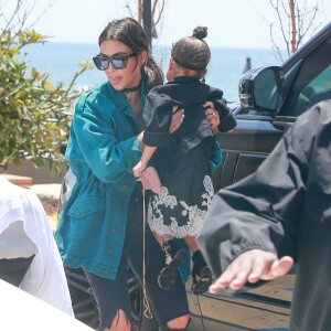 Kanye West s'embrouille avec les photographes à la sortie du restaurant Nobu où il déjeunait en famille à Malibu. Kim Kardashian porte dans ses bras leur fille North qui éclate en sanglots à la vue de la dispute entre son père et les photographes. John Legend et sa femme Chrissy Teigen sortent aussi du restaurant avec leur fille Luna. Le 29 mai 2016