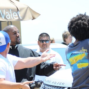 Kanye West s'embrouille avec les photographes à la sortie du restaurant Nobu où il déjeunait en famille à Malibu. Kim Kardashian porte dans ses bras leur fille North qui éclate en sanglots à la vue de la dispute entre son père et les photographes. John Legend et sa femme Chrissy Teigen sortent aussi du restaurant avec leur fille Luna. Le 29 mai 2016