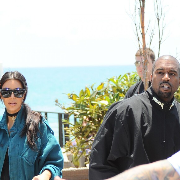 Kanye West s'embrouille avec les photographes à la sortie du restaurant Nobu où il déjeunait en famille à Malibu. Kim Kardashian porte dans ses bras leur fille North qui éclate en sanglots à la vue de la dispute entre son père et les photographes. John Legend et sa femme Chrissy Teigen sortent aussi du restaurant avec leur fille Luna. Le 29 mai 2016