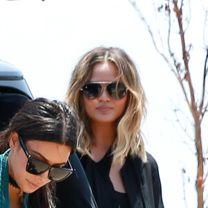 Kanye West s'embrouille avec les photographes à la sortie du restaurant Nobu où il déjeunait en famille à Malibu. Kim Kardashian porte dans ses bras leur fille North qui éclate en sanglots à la vue de la dispute entre son père et les photographes. John Legend et sa femme Chrissy Teigen sortent aussi du restaurant avec leur fille Luna. Le 29 mai 2016