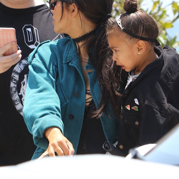 Kanye West s'embrouille avec les photographes à la sortie du restaurant Nobu où il déjeunait en famille à Malibu. Kim Kardashian porte dans ses bras leur fille North qui éclate en sanglots à la vue de la dispute entre son père et les photographes. John Legend et sa femme Chrissy Teigen sortent aussi du restaurant avec leur fille Luna. Le 29 mai 2016