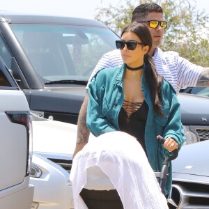 Kanye West s'embrouille avec les photographes à la sortie du restaurant Nobu où il déjeunait en famille à Malibu. Kim Kardashian porte dans ses bras leur fille North qui éclate en sanglots à la vue de la dispute entre son père et les photographes. John Legend et sa femme Chrissy Teigen sortent aussi du restaurant avec leur fille Luna. Le 29 mai 2016