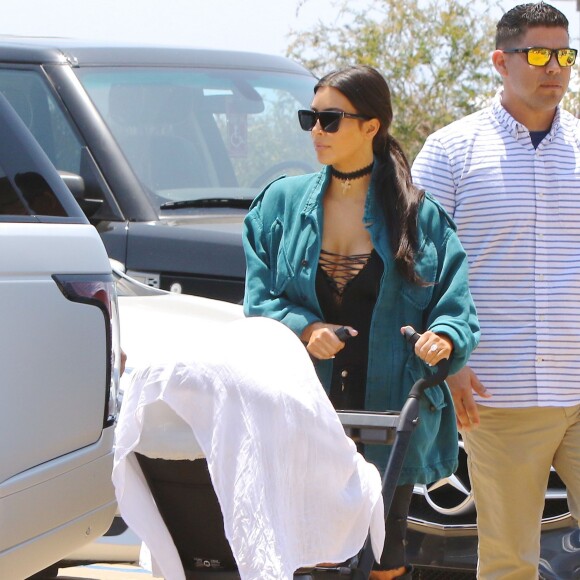 Kanye West s'embrouille avec les photographes à la sortie du restaurant Nobu où il déjeunait en famille à Malibu. Kim Kardashian porte dans ses bras leur fille North qui éclate en sanglots à la vue de la dispute entre son père et les photographes. John Legend et sa femme Chrissy Teigen sortent aussi du restaurant avec leur fille Luna. Le 29 mai 2016