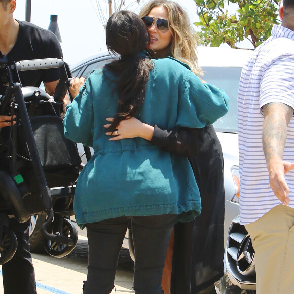 Kanye West s'embrouille avec les photographes à la sortie du restaurant Nobu où il déjeunait en famille à Malibu. Kim Kardashian porte dans ses bras leur fille North qui éclate en sanglots à la vue de la dispute entre son père et les photographes. John Legend et sa femme Chrissy Teigen sortent aussi du restaurant avec leur fille Luna. Le 29 mai 2016