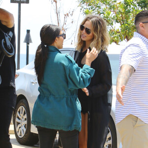 Kanye West s'embrouille avec les photographes à la sortie du restaurant Nobu où il déjeunait en famille à Malibu. Kim Kardashian porte dans ses bras leur fille North qui éclate en sanglots à la vue de la dispute entre son père et les photographes. John Legend et sa femme Chrissy Teigen sortent aussi du restaurant avec leur fille Luna. Le 29 mai 2016