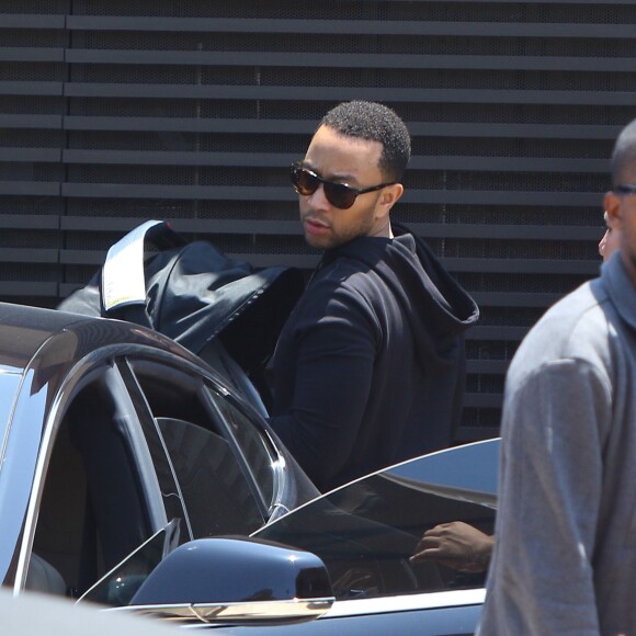 Kanye West s'embrouille avec les photographes à la sortie du restaurant Nobu où il déjeunait en famille à Malibu. Kim Kardashian porte dans ses bras leur fille North qui éclate en sanglots à la vue de la dispute entre son père et les photographes. John Legend et sa femme Chrissy Teigen sortent aussi du restaurant avec leur fille Luna. Le 29 mai 2016