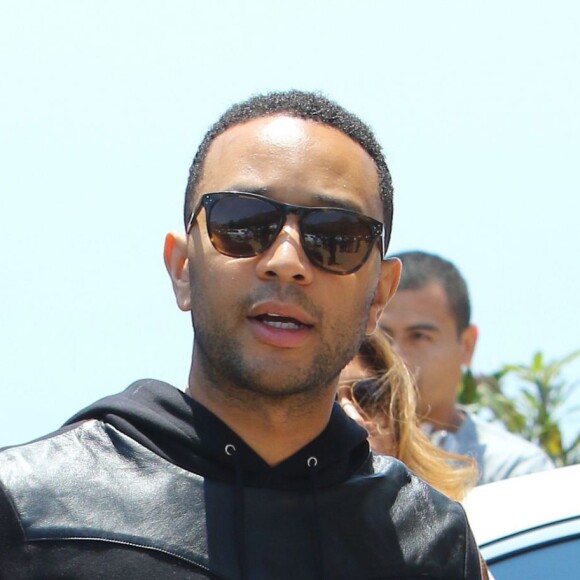 Kanye West s'embrouille avec les photographes à la sortie du restaurant Nobu où il déjeunait en famille à Malibu. Kim Kardashian porte dans ses bras leur fille North qui éclate en sanglots à la vue de la dispute entre son père et les photographes. John Legend et sa femme Chrissy Teigen sortent aussi du restaurant avec leur fille Luna. Le 29 mai 2016