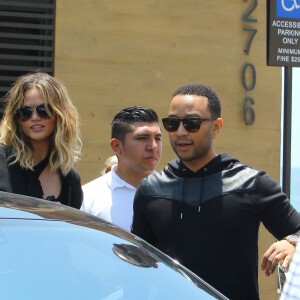 Kanye West s'embrouille avec les photographes à la sortie du restaurant Nobu où il déjeunait en famille à Malibu. Kim Kardashian porte dans ses bras leur fille North qui éclate en sanglots à la vue de la dispute entre son père et les photographes. John Legend et sa femme Chrissy Teigen sortent aussi du restaurant avec leur fille Luna. Le 29 mai 2016
