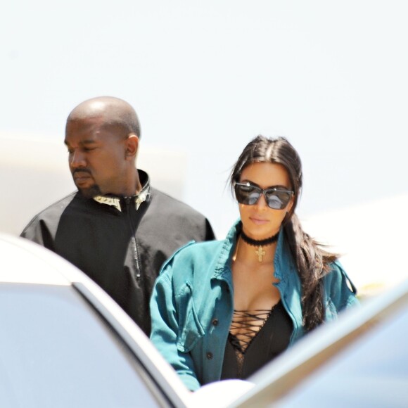 Kanye West s'embrouille avec les photographes à la sortie du restaurant Nobu où il déjeunait en famille à Malibu. Kim Kardashian porte dans ses bras leur fille North qui éclate en sanglots à la vue de la dispute entre son père et les photographes. John Legend et sa femme Chrissy Teigen sortent aussi du restaurant avec leur fille Luna. Le 29 mai 2016