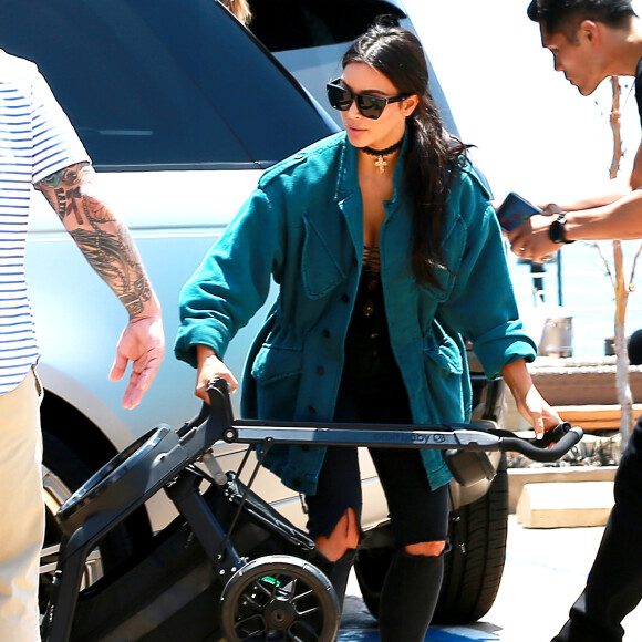 Kanye West s'embrouille avec les photographes à la sortie du restaurant Nobu où il déjeunait en famille à Malibu. Kim Kardashian porte dans ses bras leur fille North qui éclate en sanglots à la vue de la dispute entre son père et les photographes. John Legend et sa femme Chrissy Teigen sortent aussi du restaurant avec leur fille Luna. Le 29 mai 2016